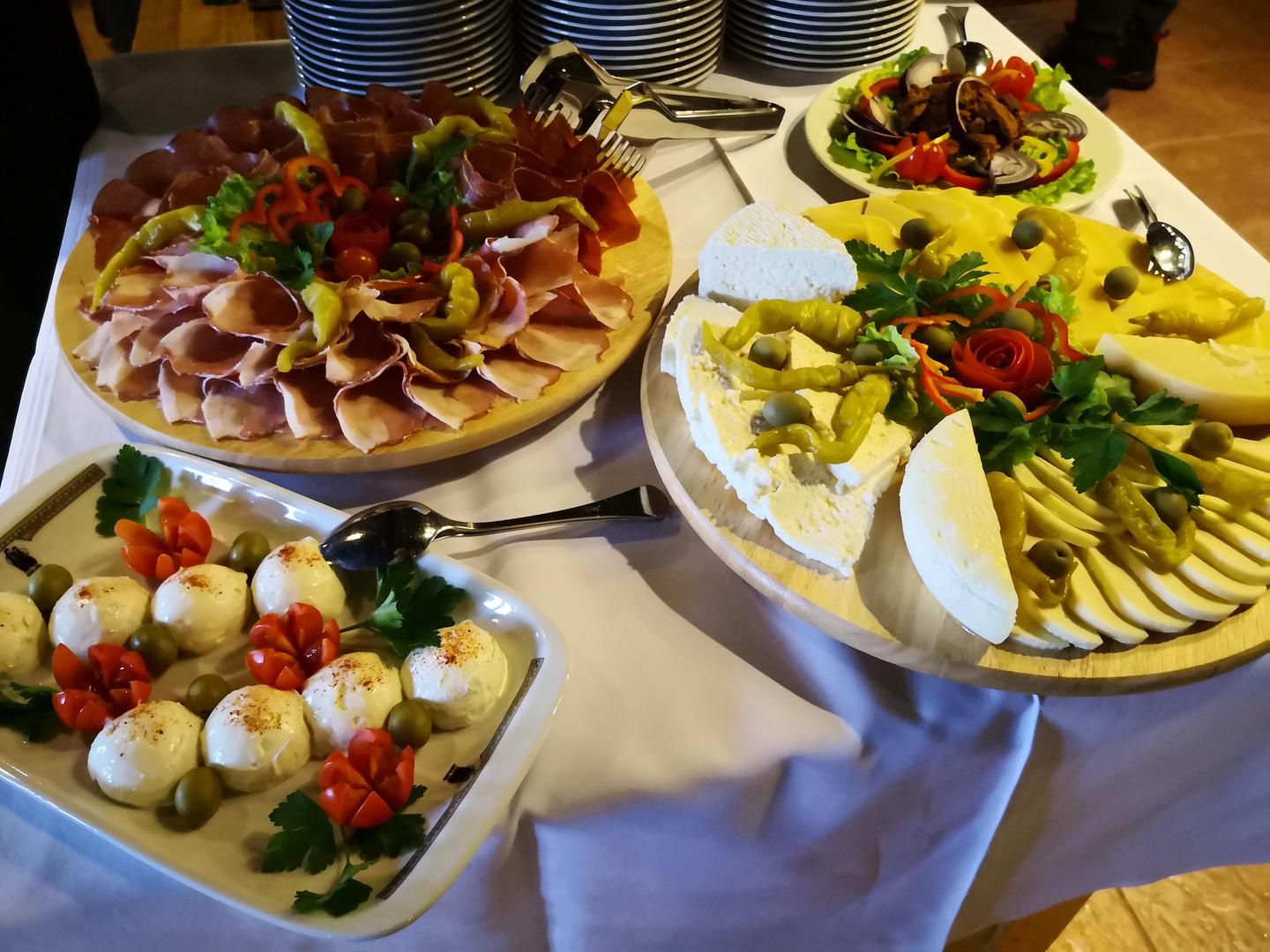 Lička kuća je jedan od najboljih restorana na Plitvičkim jezerima, a hvale se kvalitetnom ponudom domaće hrane: Sirom, pršutom, palentom, medom, krumpirom, teletinom, janjetinom...