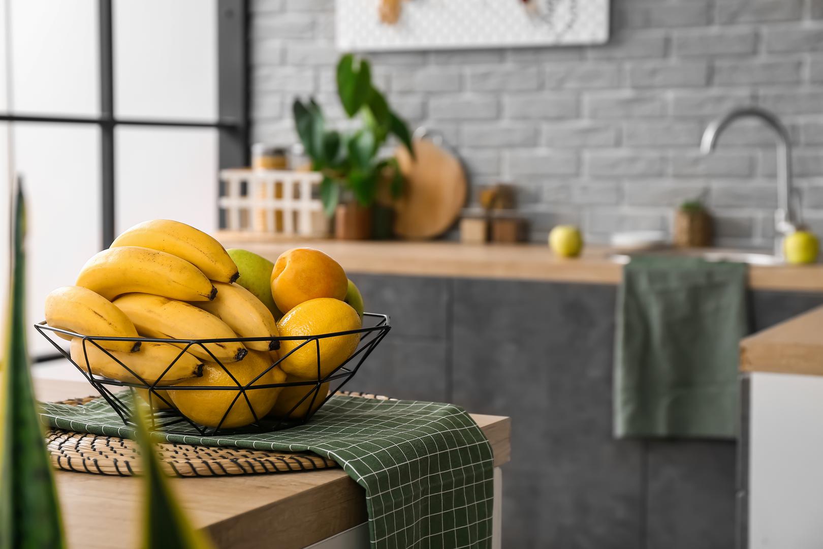 Banane: Banane su savršen brzi zalogaj. Bogate su prirodnim šećerima koji trenutno povećavaju razinu energije, dok kalij podržava rad živčanog sustava. Uz to, vlakna iz banana pomažu dulje održati osjećaj sitosti, što ih čini idealnim odabirom za međuobrok.