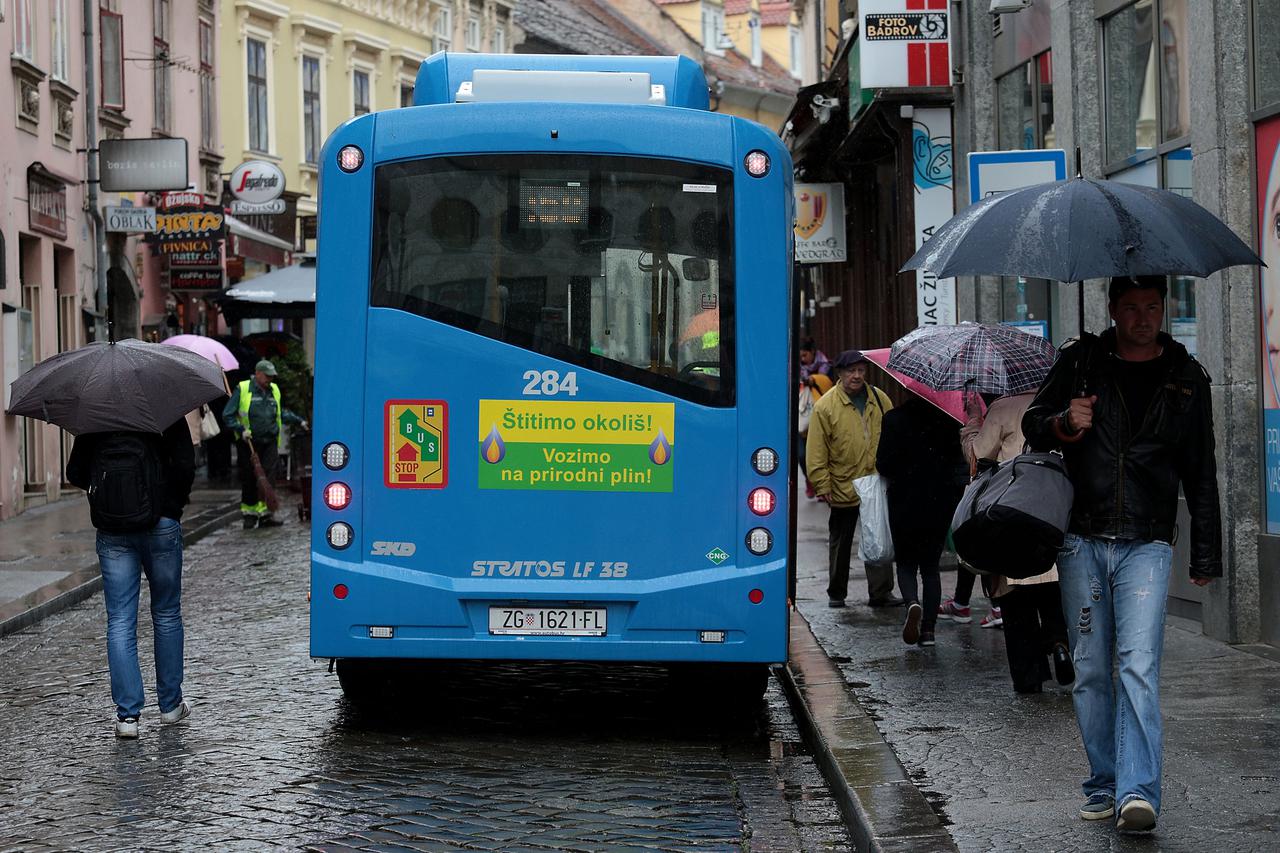 Autobusi koji voze Radićevom