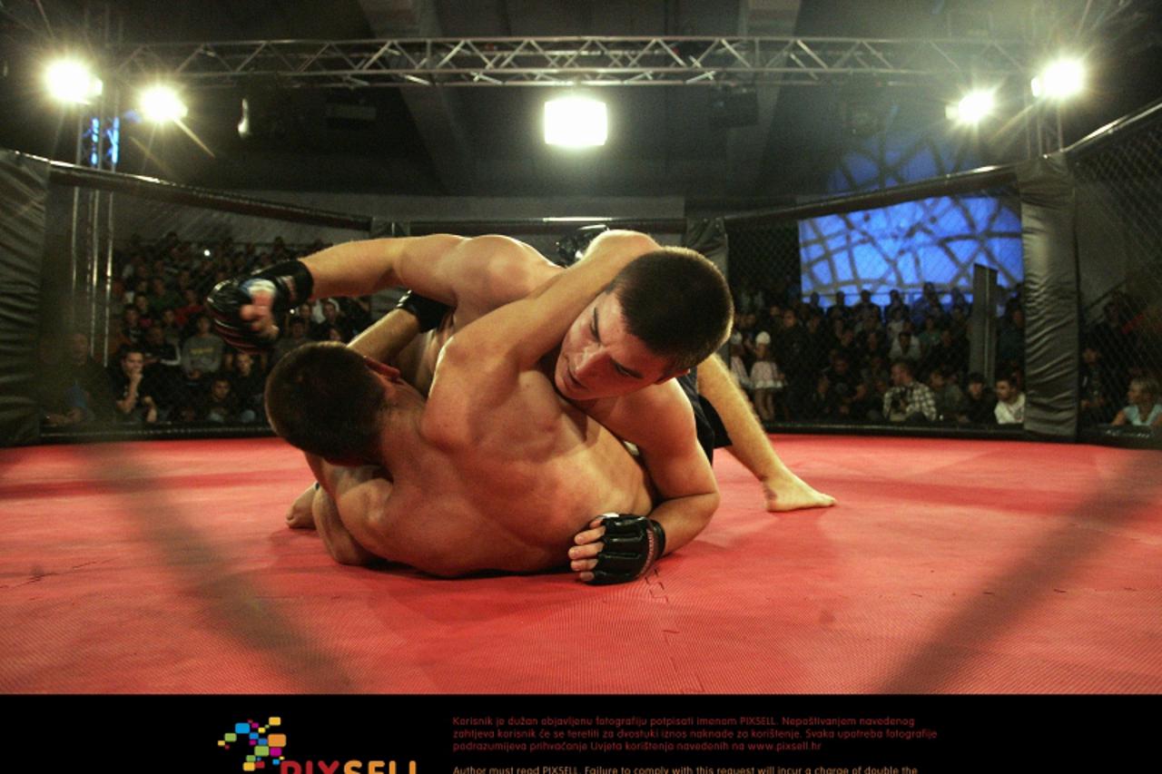 \'08.10.2011., Zagreb - U organizaciji web portala Only men stuff-a odrzane borbe u kavezu. Cijeli program koji se sastoji od borbi u kavezu i obaranja ruku nalazi se u shopping centru Westgate. Photo