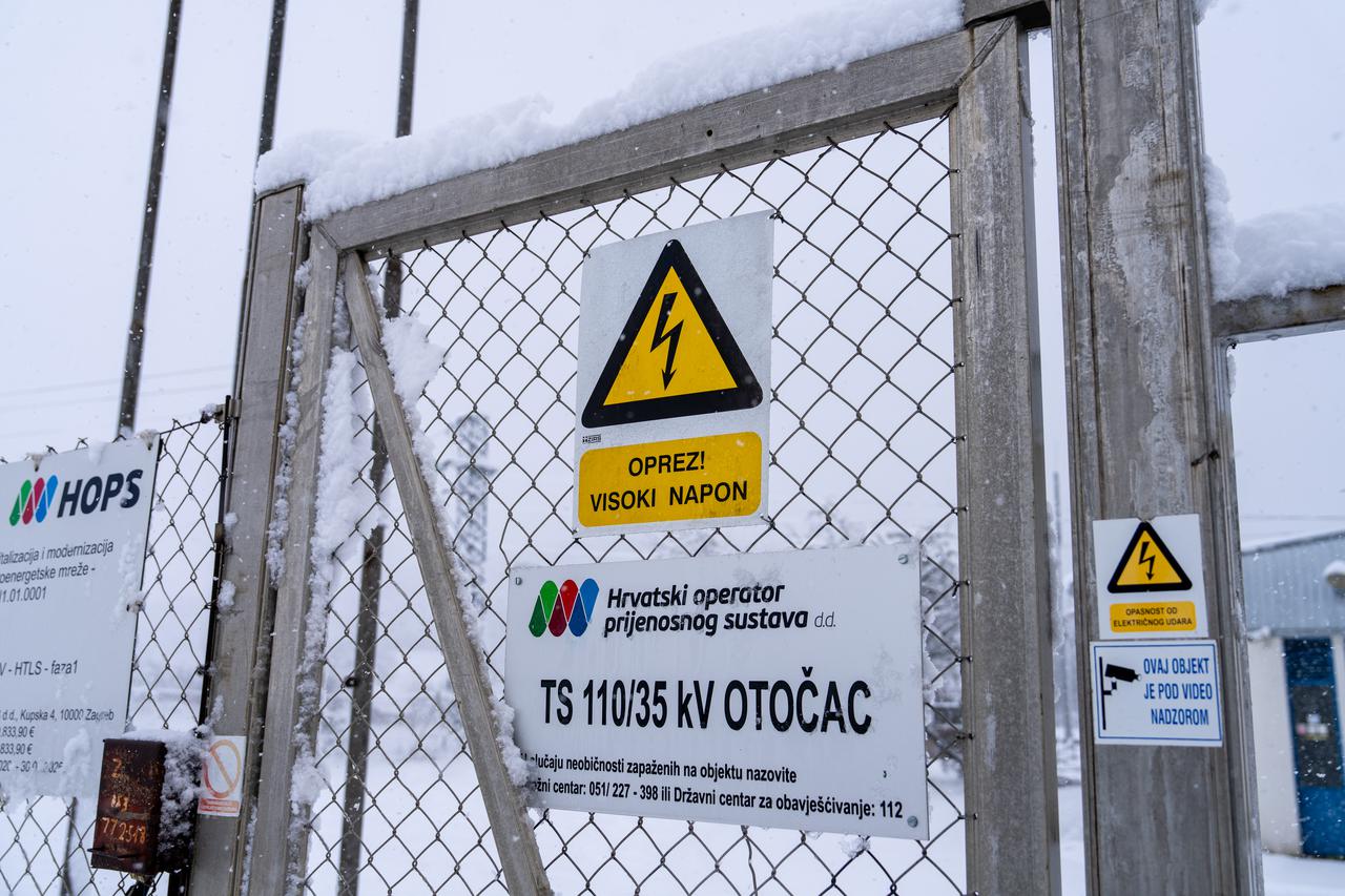 Otočac: Zbog mokrog snijega koji pada dio Like ostao bez struje