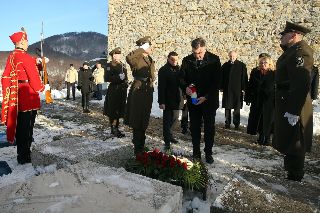 Državni vrh položio vijence na Oltar domovine