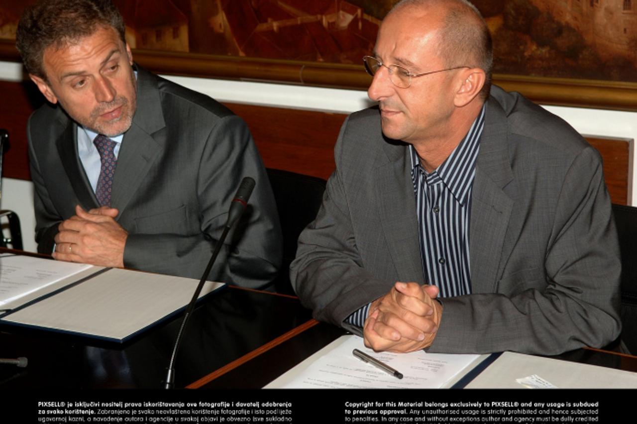 '05.09.2007., Zagreb - Milan Bandic i Slobodan Ljubicic u Gradskom poglavarstvu na potpisivanju ugovora o privatizaciji Vodoprivrede.  Photo: Marko Lukunic/PIXSELL'