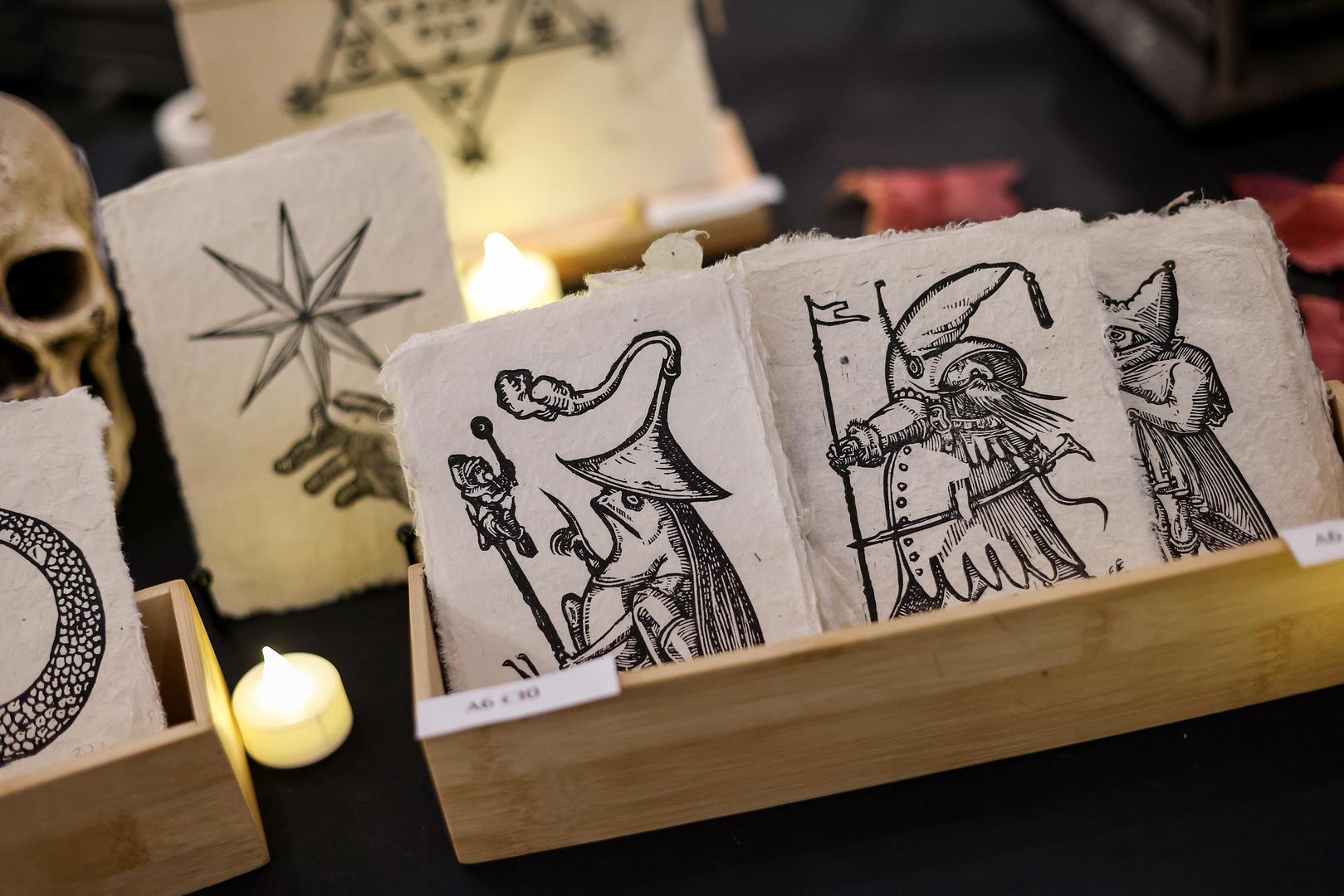 Kraj svakog eksponata stoje i opisi s pomoću kojih ćete mnogo toga naučiti, a i koji će vam pružiti potpuni doživljaj mitskog svijeta. Ispisani su na hrvatskom i na engleskom jeziku, a podno latinice nalaze se i pomalo neobični simboli. – Kao dijete bio sam disleksičan i dugo nisam znao ni čitati ni pisati pa sam osmislio vlastiti jezik, odnosno pismo, a sada sam ga pretvorio u svojevrsno vilinsko pismo te ga uklopio u opise – kaže Bašić