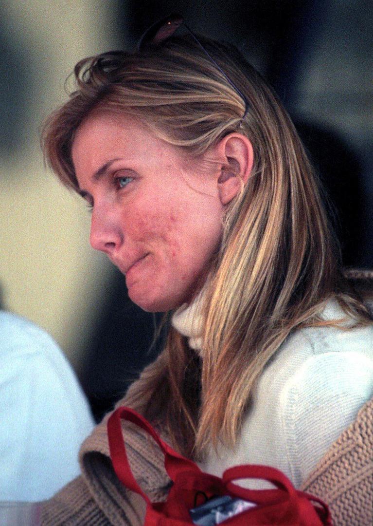 Kako bi sačuvali iluziju o savršenstvu, bogati i slavni često ne izlaze iz kuće bez nekoliko slojeva šminke ili tamnih naočala.