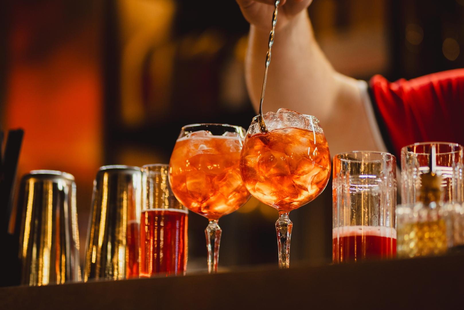 Aperol Spritz je neizostavan dio svakog opuštenog popodneva. Priprema se od Aperola, pjenušca i malo soda vode, a narančina kriška daje dodatnu aromu i vizualnu atraktivnost. Lagani, blago gorak okus osvježava nepce i odlično paše uz lagane zalogaje.