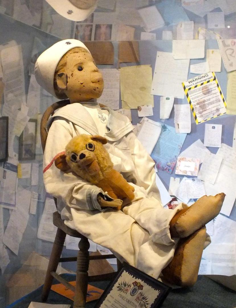 Ovo je Robert, najpoznatija lutka na Floridi. Prema legendi koja se veže za nju, obitelj Otto dobila je lutku 1898. od sluškinje koju je obitelj zlostavljala. Ona je prakticirala vudu, a lutka je bila oličenje mračnih sila.