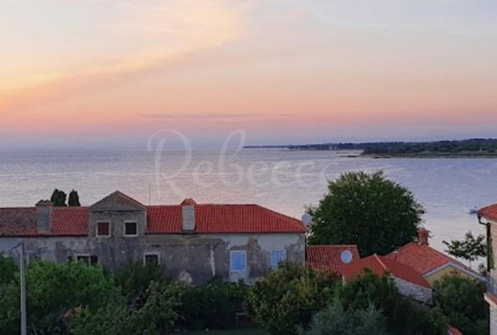 "U ovoj zelenoj oazi smješten je hotel koji datira iz ranijih vremena, postojeće stanje je iz 1990.-ih i sastoji se od hotela koji je bio kategorije 2 zvjezdice s 20 komfornih soba uz sve potrebne prateće sadržaje poput recepcije, kuhinje, restorana, bara, prostrane vanjske terase, otvorene terase, fitness zone na otvorenom, wellnessom sa saunom i bazenom", piše u oglasu. 