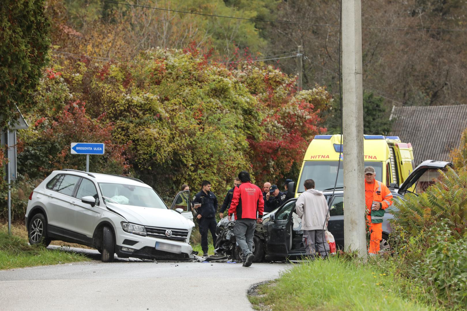 Jedna od ozlijeđenih osoba zatražila je pomoć hitnog helikoptera. Policija provodi očevid kako bi utvrdila sve okolnosti nesreće.