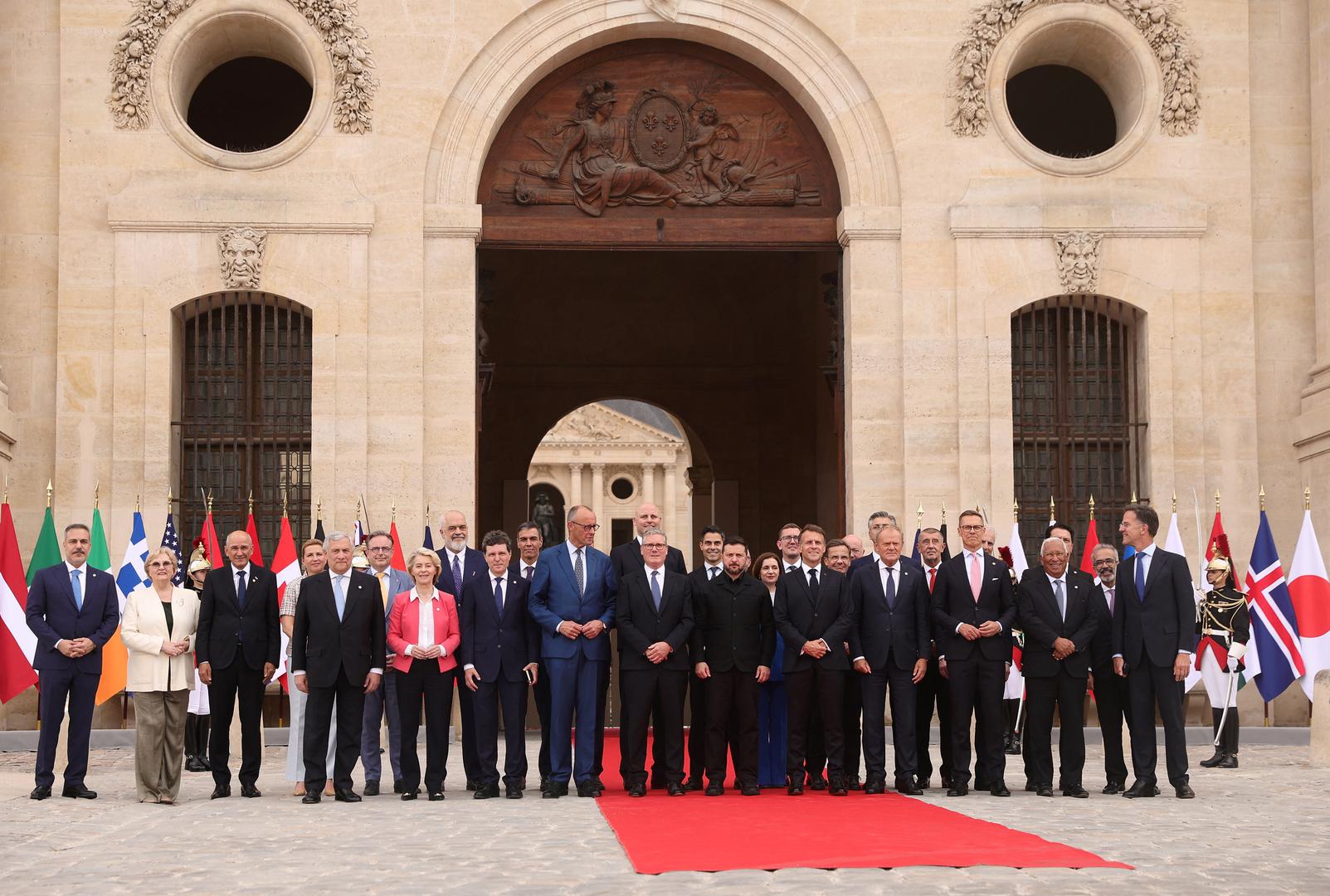 Na sastanku su, uz domaćina Emmanuela Macrona i ukrajinskog predsjednika Volodimira Zelenskog, bili britanski premijer Keir Starmer, njemački kancelar Friedrich Merz, poljski premijer Donald Tusk, danska premijerka Mette Frederiksen, glavni tajnik NATO-a Mark Rutte, predsjednica Europske komisije Ursula von der Leyen, predsjednik Europskog vijeća António Costa, hrvatski premijer Andrej Plenković i mnogi drugi.