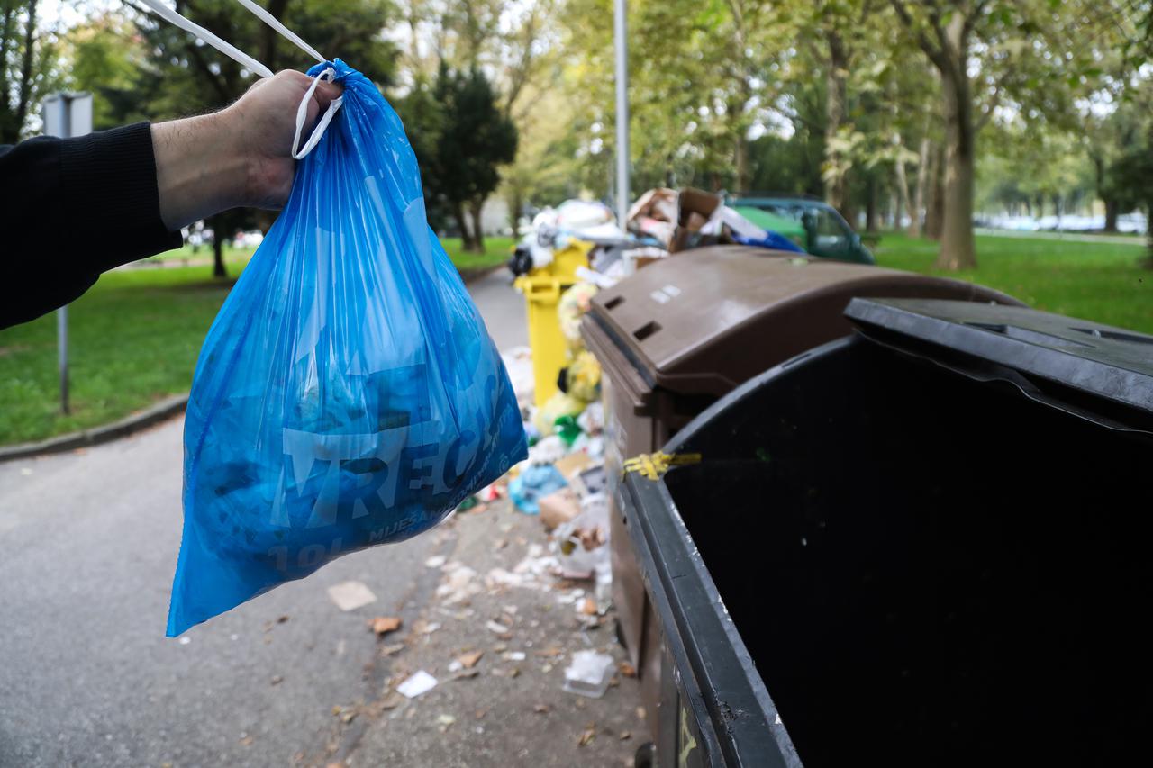 Zagreb: Prenatrpani kontejneri za plastični i papirnati otpad u novozagrebačkim kvartovima