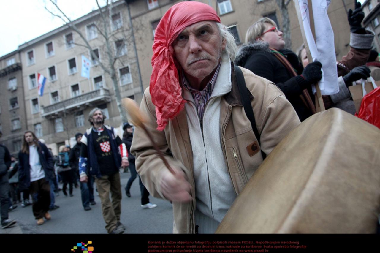 '06.03.2011., Zagreb - Prosvjednici ciji je cilj rusenje Vlade Republike Hrvatske okupili su se oko 16 sati na Preradovicevom trgu te krenuli u povorci kroz grad. Prosvjednici ispred sredisnjice HDZ-a