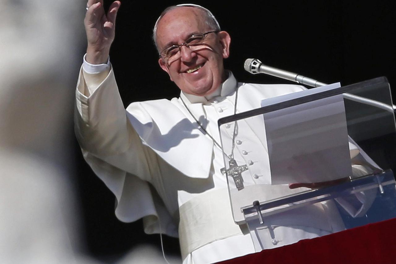 REFILE - CORRECTING TYPO IN HEADLINE  Pope Francis waves as he leads the Angelus prayer in Saint Peter's Square at the Vatican December 26, 2014.  REUTERS/Alessandro Bianchi (VATICAN - Tags: RELIGION)