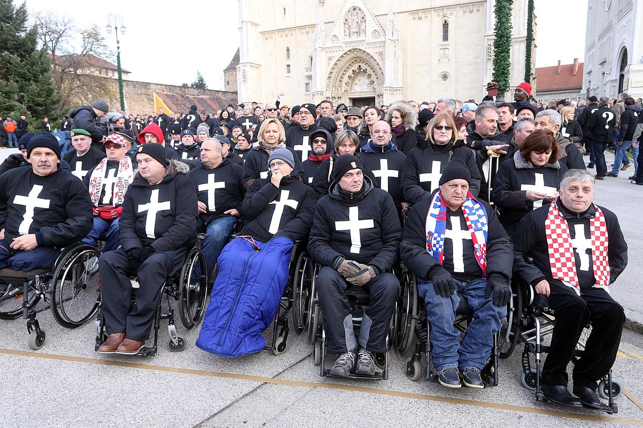 10.12.2014., Zagreb - Hrvatski branitelji koji 52. dan prosvjeduju u braniteljskom satoru ispred Ministarstva branitelja, odrzali su skup pod nazivom 
