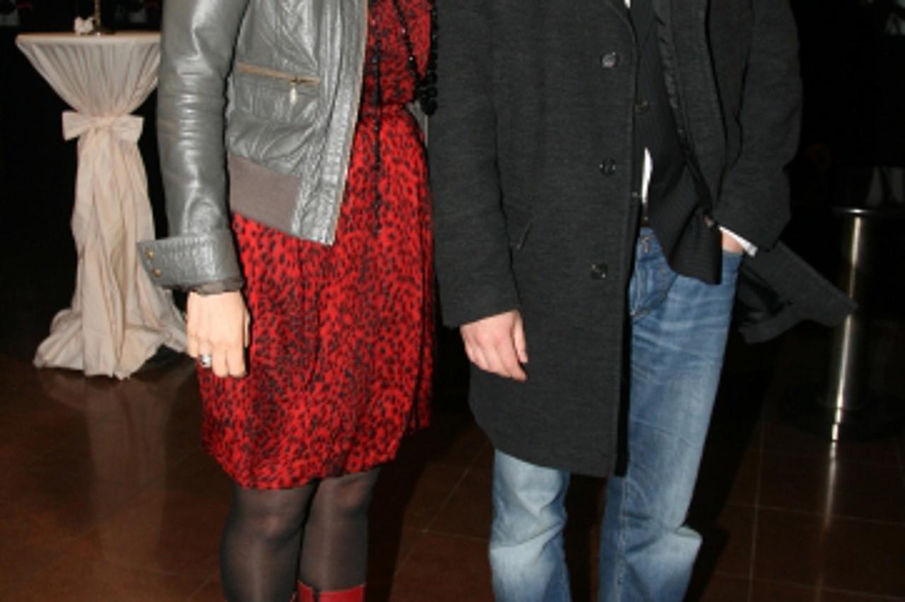 '22.04.2010, Zagreb - U kazalistu Gavella odrzala se premijera predstave Dolina ruza. Ecija Ojdanic sa suprugom Robertom Orhelom.  Photo: Goran Jakus/PIXSELL'