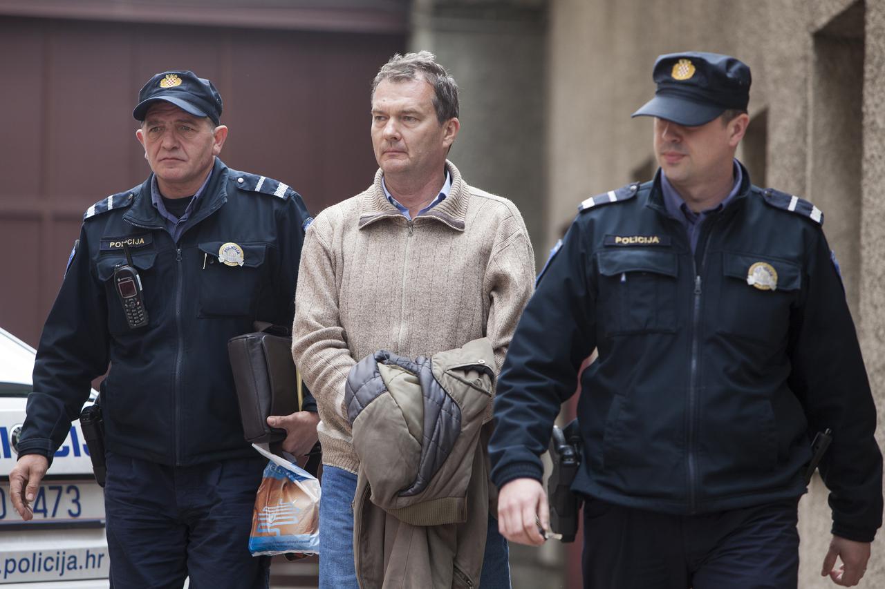 11.04.2013., Rijeka - Priveden dr. Alan Bosnar, sef Zavoda za sudsku medicinu i kriminalistiku. Dosadasnjom istragom utvrdeno je da postoji osnovana sumnja da je osumnjiceni od rujna 2007. do travnja ove godine u vise navrata primio mito u iznosu od najma