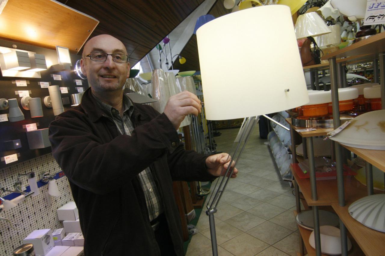 '22.11.2010., Koprivnica - Samostojeca lampa nazvana Onur odlicno se prodaje u trgovackom centru Frankol. Photo: Marijan Susenj/PIXSELL'