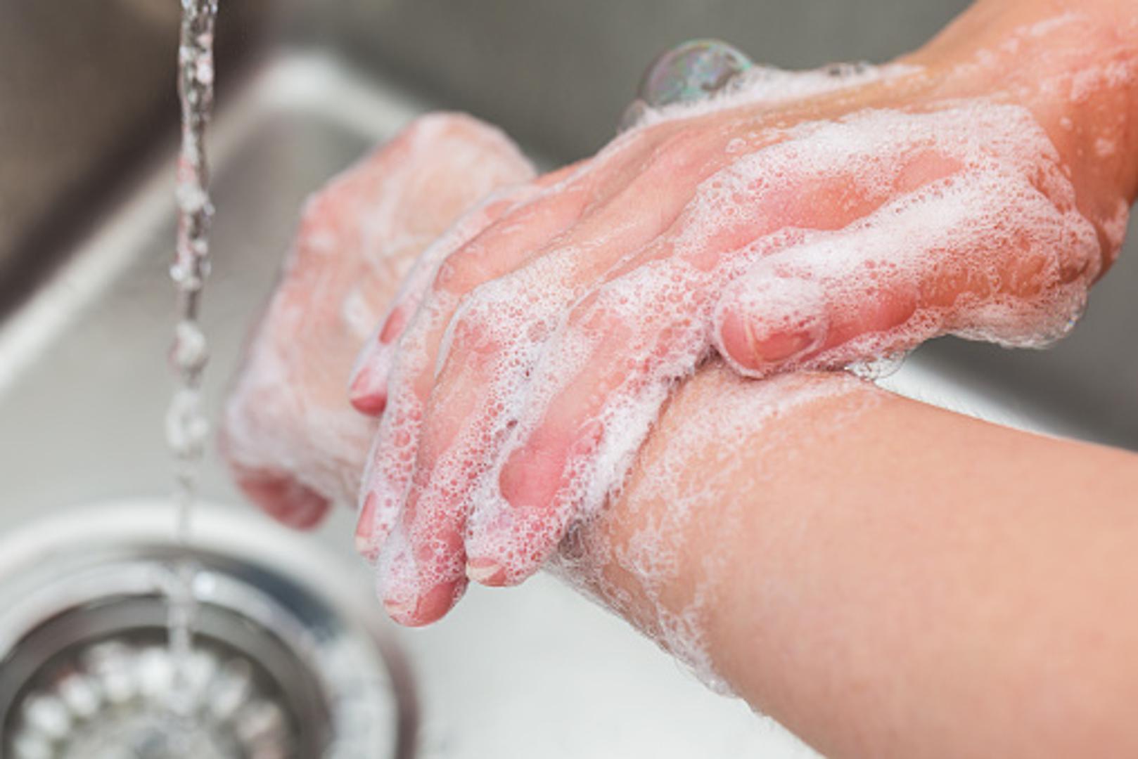 Ostali ruke peru u žurbi, tek toliko da ih "oplahnu vodom" i sapunom, često i bez sapuna, no to nikako ne bi trebala biti praksa. Napominju kako je ruke potrebno prati barem 20 sekundi kako bi većina štetnih mikroorganizama bila uklonjena.