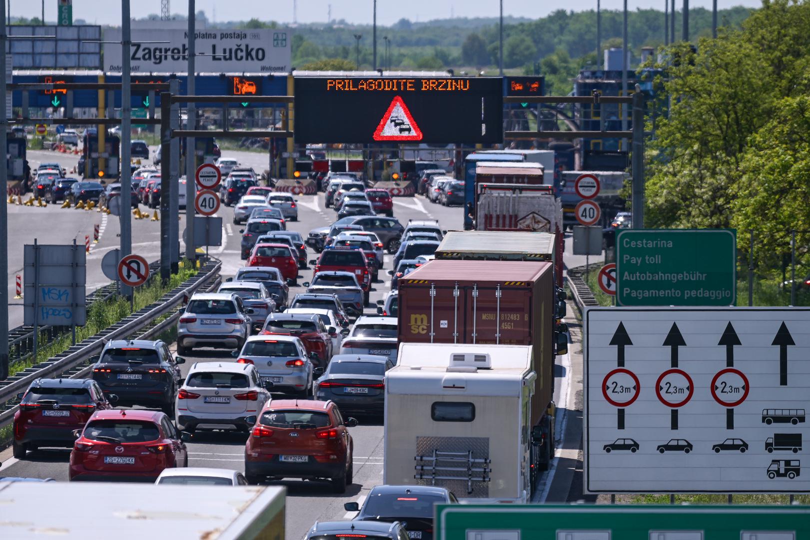 Vozačima se savjetuje dodatni oprez i pravodobno informiranje o stanju na cestama, osobito zbog radova na pojedinim dionicama, uključujući zagrebačku obilaznicu te dijelove autocesta A6 i Istarskog ipsilona. 