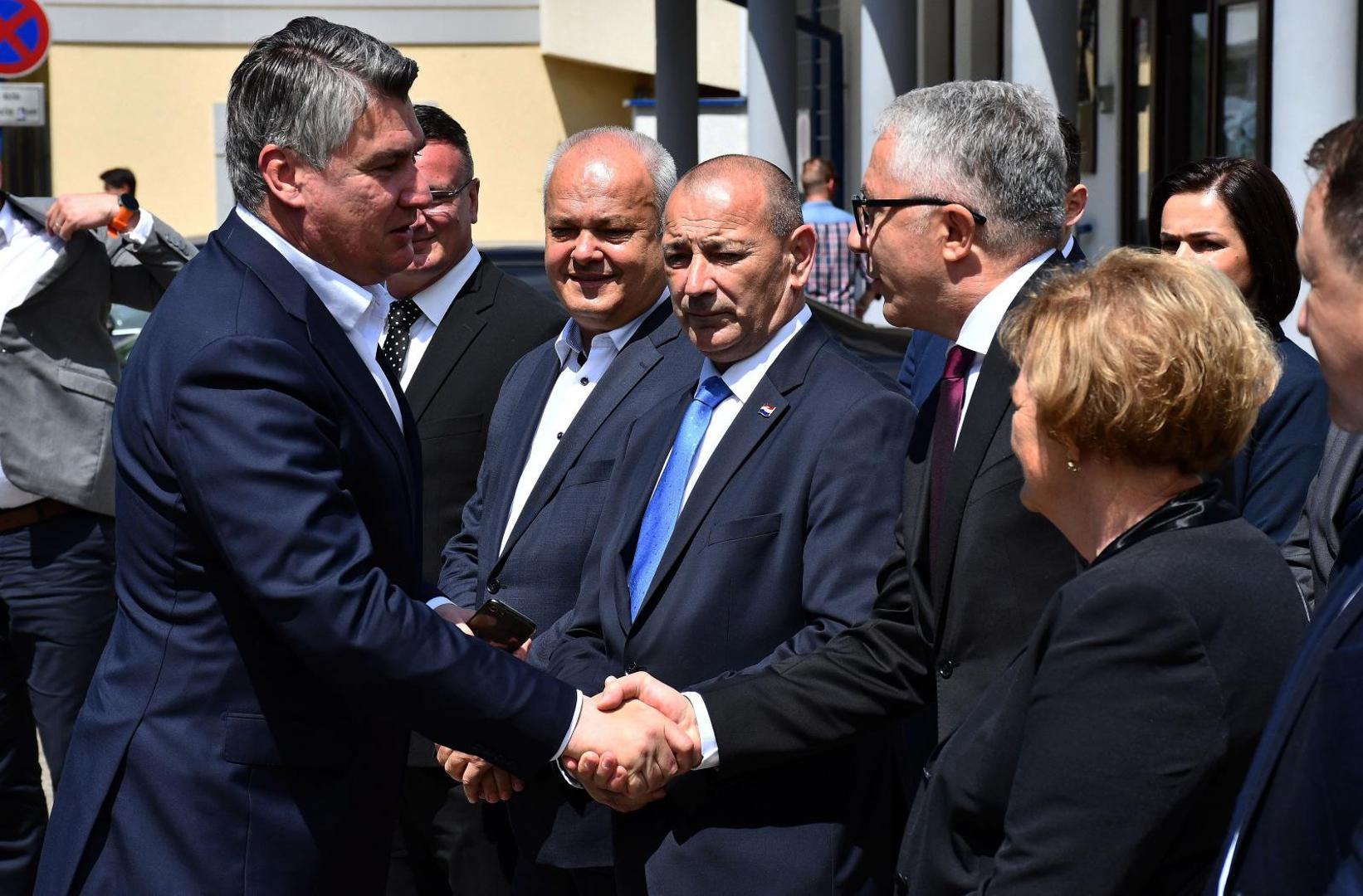 19.06.2021., Slavonski Brod - Ispred spomenika "Prekinuto djetinjstvo" obiljezen je 19. Susret sjecanja na poginulu djecu u Domovinskom ratu "Mali kriz-velika zrtva", koje je i ove godine organizirala Zajednica udruga hrvatskih civilnih stradalnika iz Domovinskog rata Hrvatske i Ministarstvo hrvatskih branitelja. Predsjednik Zoran Milanovic, gradonacelnik Slavonskog Broda Miro Duspara, potpredsjednik Vlade i ministar branitelja Tomo Medved Photo: Ivica Galovic/PIXSELL