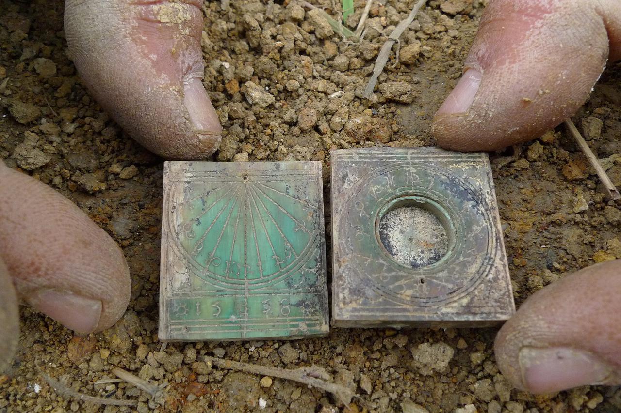 27.10.2015. Donja Stubica- Arheolosko nalaziste na Tahijevom bregu u Donjoj Stubici gdje je pronadjen jedan od rijetkoh primjeraka djepnog suncanog sata. Photo: Boris Scitar/Vecernji list