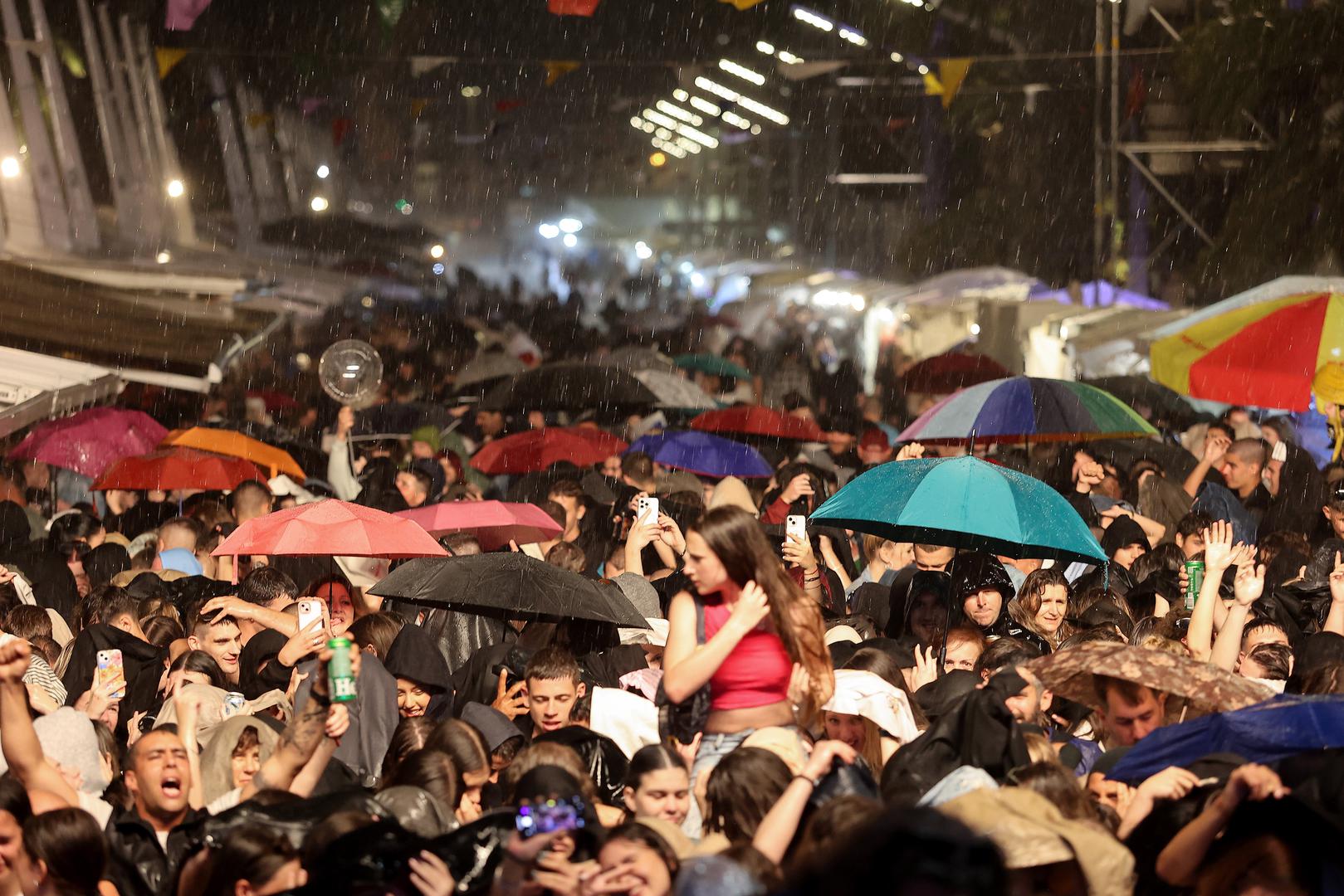 Prepuna šetnica svjedočila je o nepokolebljivoj ljubavi publike, a ni Jelena nije dopuštala da im kiša pokvari večer.