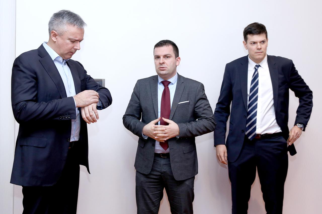 Na konferenciji za medije održanoj u Saboru o transparentnom troženju javnog novca na primjeru Bjelovara govorili su Darinko Kosor, Dario Hrebak i Vuk Vuković