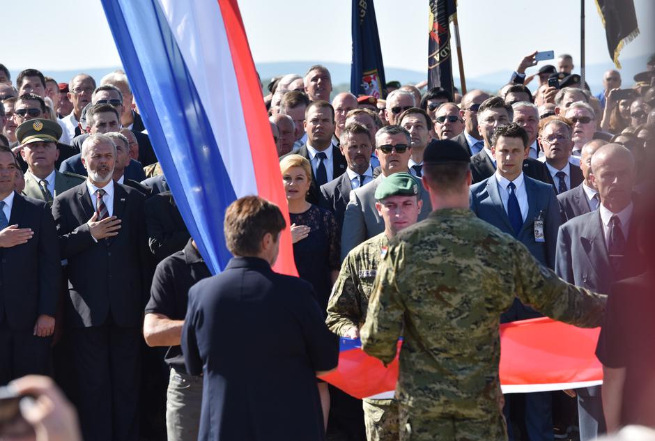 Podizanje zastave na kninskoj tvrđavi 