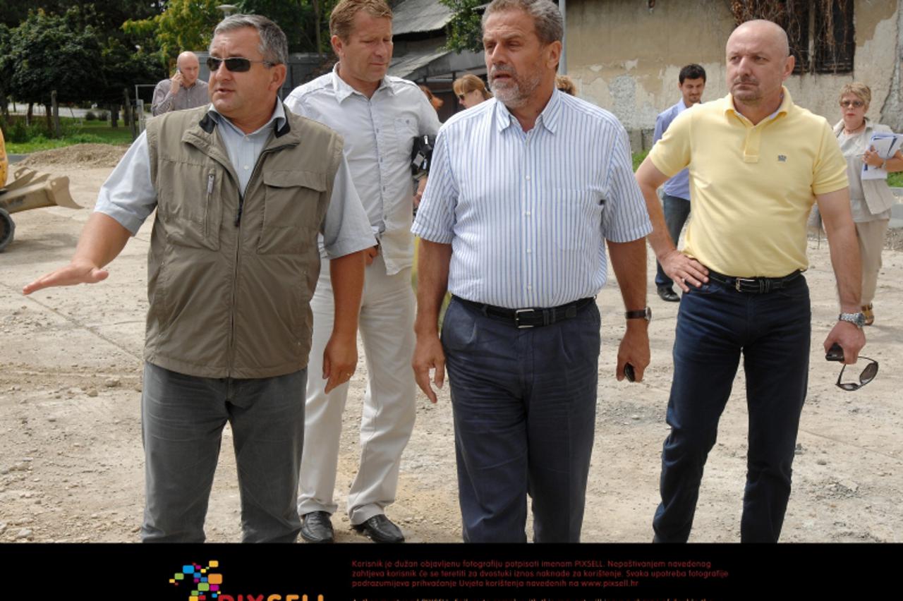 '10.08.2011. Zagreb - Zagrebacki gradonacelnik Milan Bandic obisao je sa svojim suradnicima gradiliste  kod Paromlina.  Photo: Davor Visnjic/PIXSELL'
