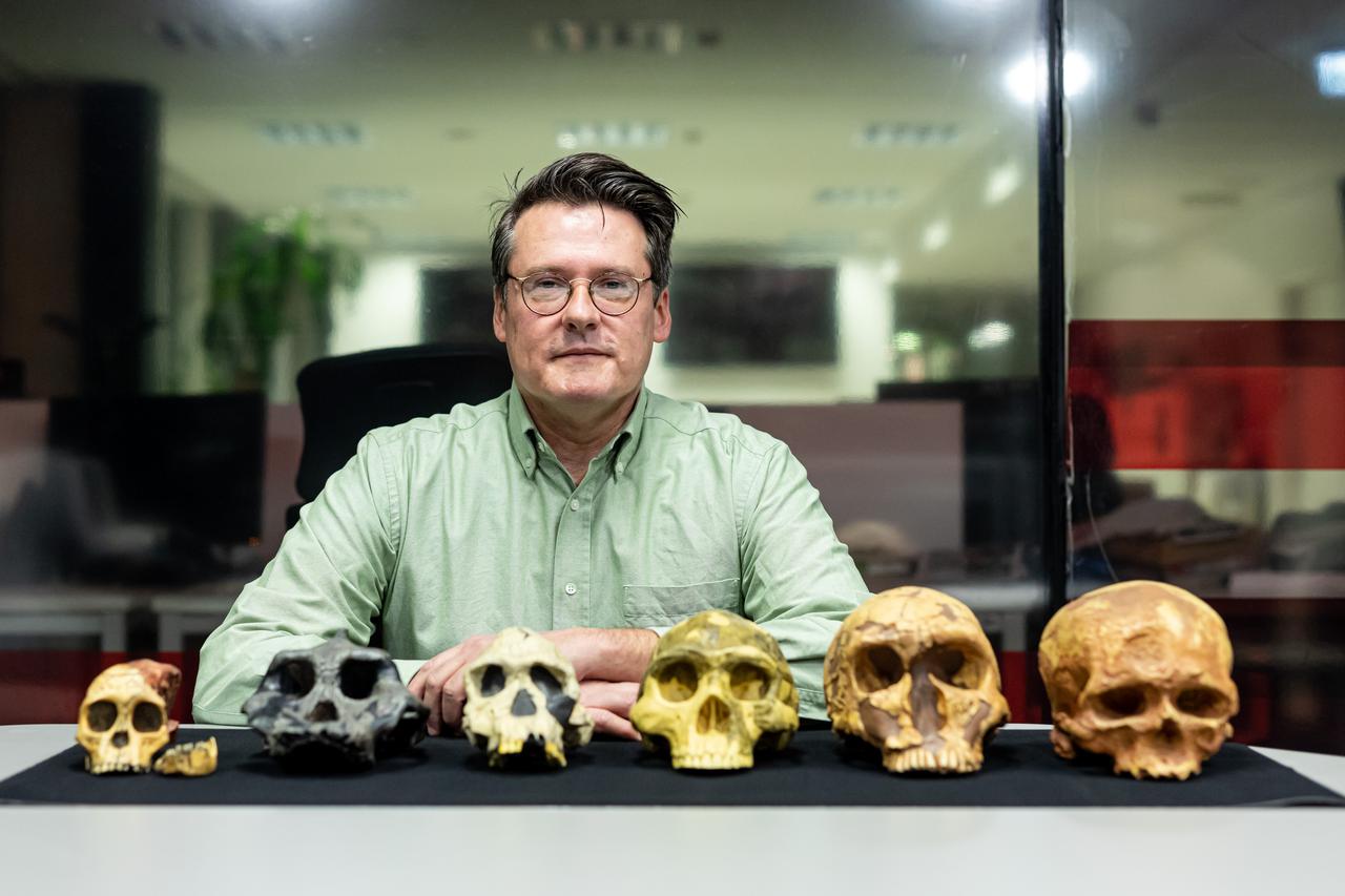 Ivor Janković, prof. dr. sc. sa Instituta za antropologiju pokazao odljeve lubanja