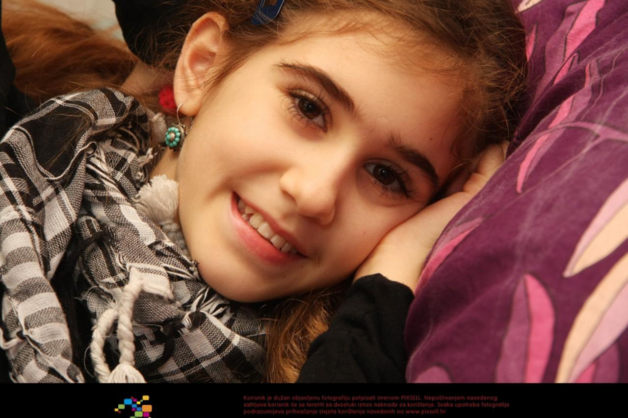 '15.12.2011. Karlovac - Nikola Tomicic 12-godisnja djevojcica koja boluje od rijetkog tumora kostiju. Za operaciju u jednoj njemackoj klinici potrebna je 51 tisuca eura. PRI KORISTENJU FOTOGRAFIJA ZAS