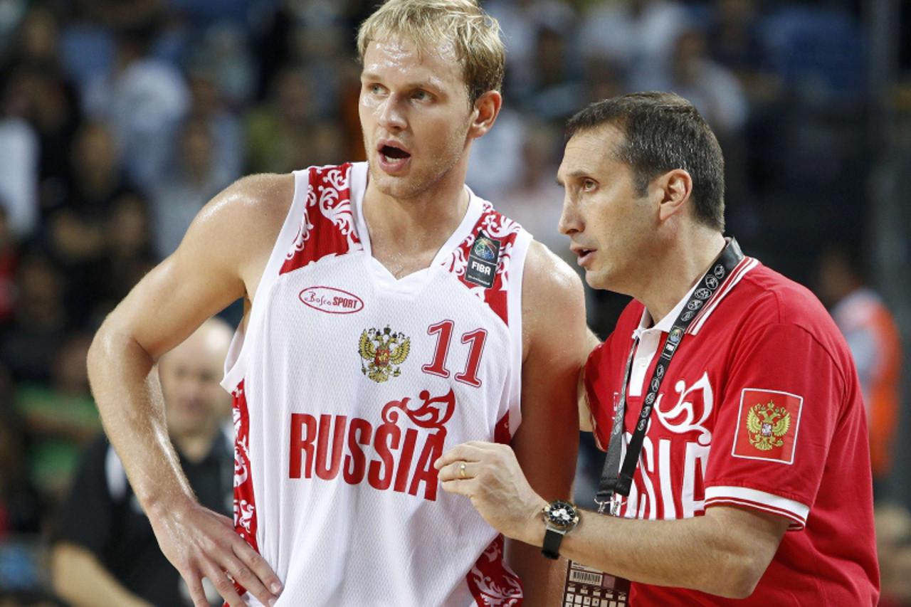 'Russia\'s head coach David Blatt (R) gives instructions to Anton Ponkrashov during their FIBA Basketball World Championship game against New Zealand in Istanbul September 6, 2010.     REUTERS/Mark Bl