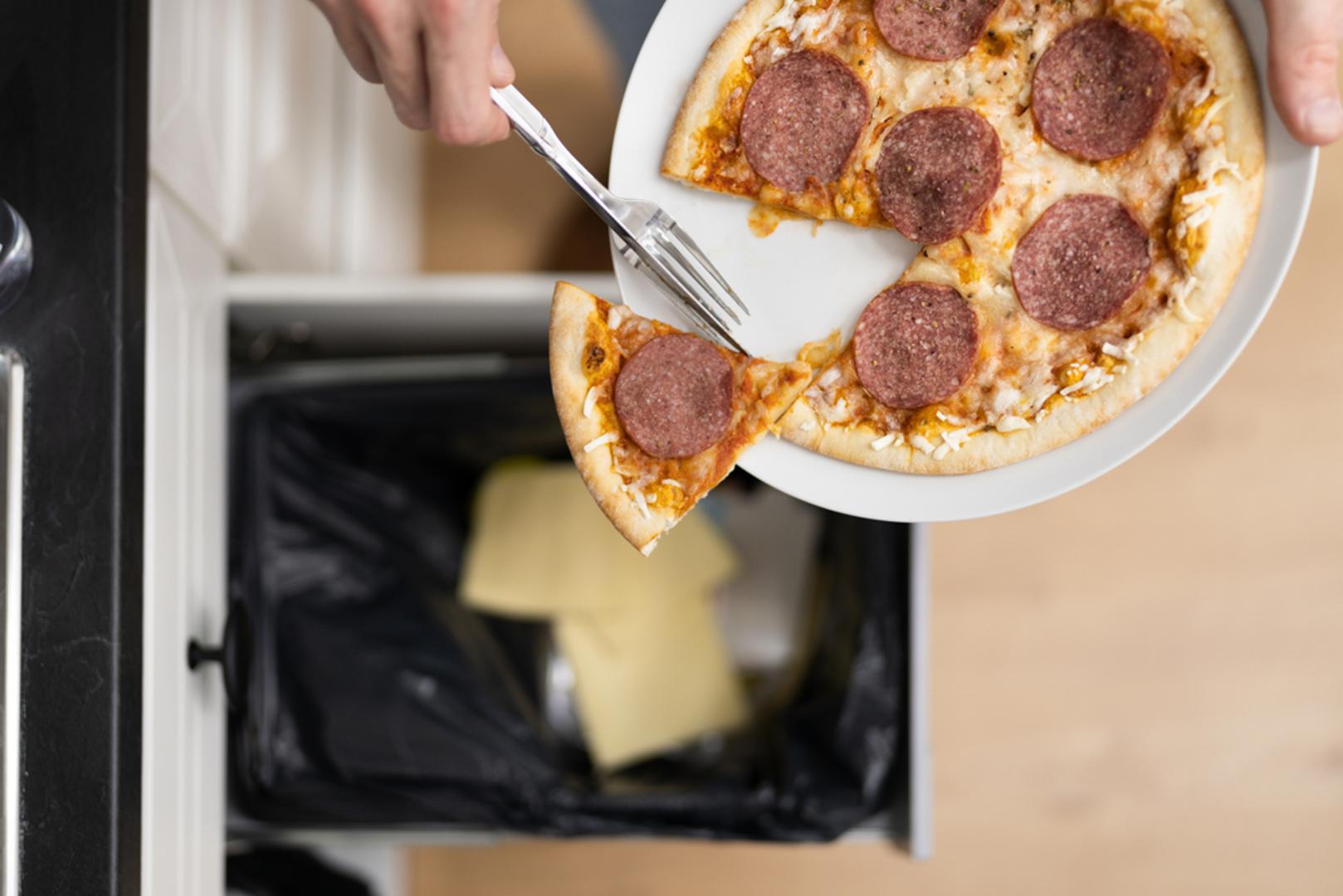 Uklonite iskušenja iz okoline: Zdrava prehrana puno je teža ako su nezdrave grickalice stalno nadohvat ruke i pred očima. Stručnjaci objašnjavaju da žudnja za hranom često ima i vizualnu komponentu pa je manja vjerojatnost da ćete poželjeti ono što ne vidite. S druge strane, voće na vidljivom mjestu može vas potaknuti da upravo njime posegnete kad ogladnite.