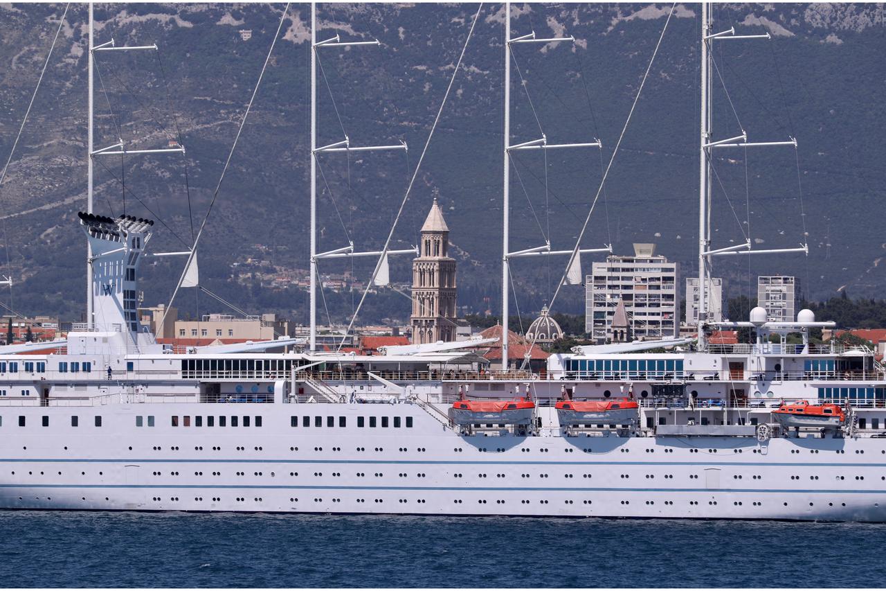 Splitska je luka dugi niz godina omiljeno odredište cruisera koji u grad dovezu velik broj turista