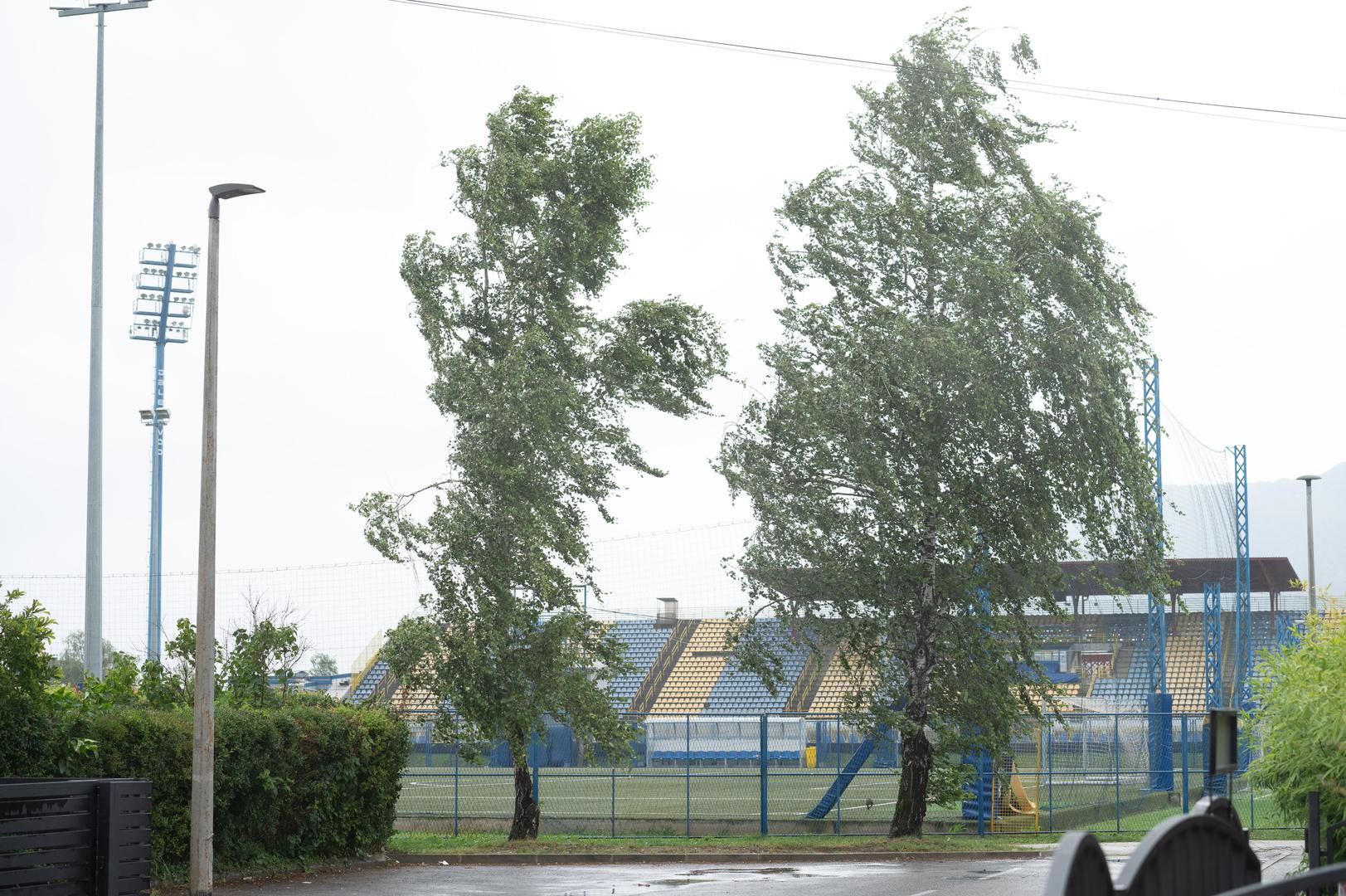01.07.2024., Zapresic - Oluja je prosla kroz Zapresic ostavljajuci tucu, otpale grane i lisce na cesti. Photo: Marko Juric/PIXSELL
