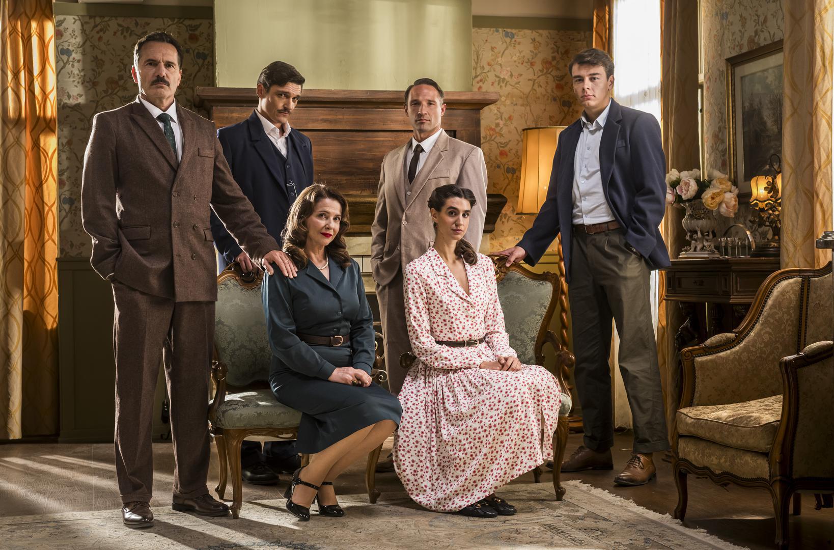 "Najviše snimam sa svojom obitelji Vukas – tu su Alan Blažević, Jelena Perčin, Jasna Bilušić, Antonio Agostini, Ivan Barišić, Margarita Mladinić, Davor Pavić. Među nama je nevjerojatno lijepa dinamika. Jako smo se svi povezali, nasmijavamo jedni druge. Djeca su mi baš simpatična i duhovita. Alana, Jelenu i Jasnu znam otprije kao odlične glumačke partnere što sada mogu reći i za mlađe kolege. Izvrsno i s lakoćom se glumački nadopunjujemo i lijepo se družimo. Često se smijemo, i prije i poslije scena, a ponekad i za vrijeme snimanja", podijelila je Vejnović.