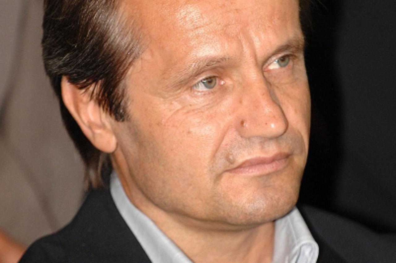 'VARAZDIN/MEDJIMURJE- 04.09.09., Pribislavec, Hrvatska- Zavrsen problem s Pribislavcom, sva djeca idu u skolu. Ivica Perhoc, medjimurski zupan. Photo: Vjeran Zganec-Rogulja VLM/Pixsell'