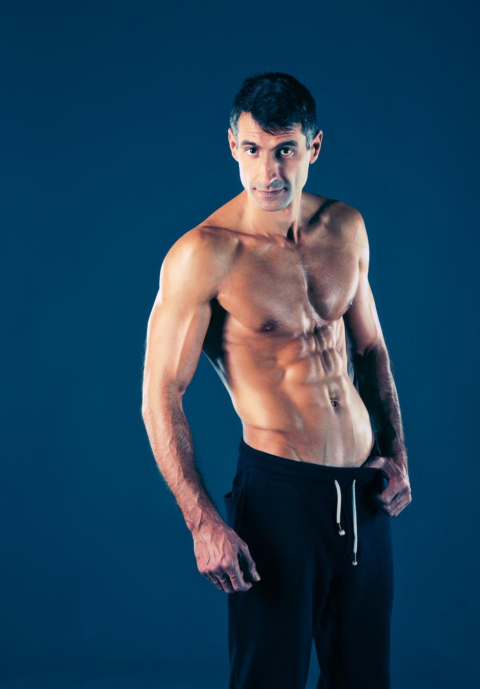 Mišićavi muškarac