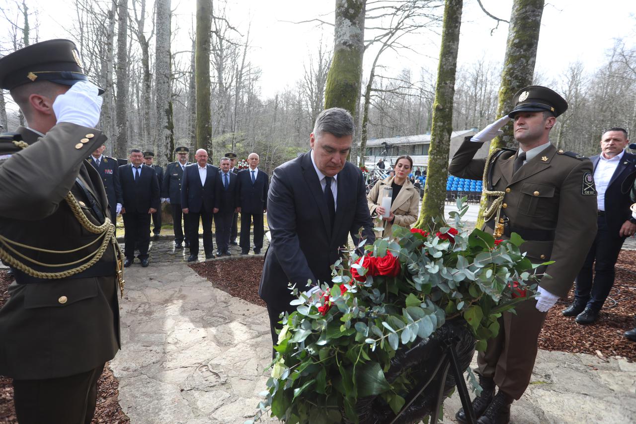Plitvice: Predsjednik Zoran Milanović položio vjenac na  33. godišnjicu akcije Plitvice i pogibije prvog hrvatskog redarstvenika Josipa Jovića