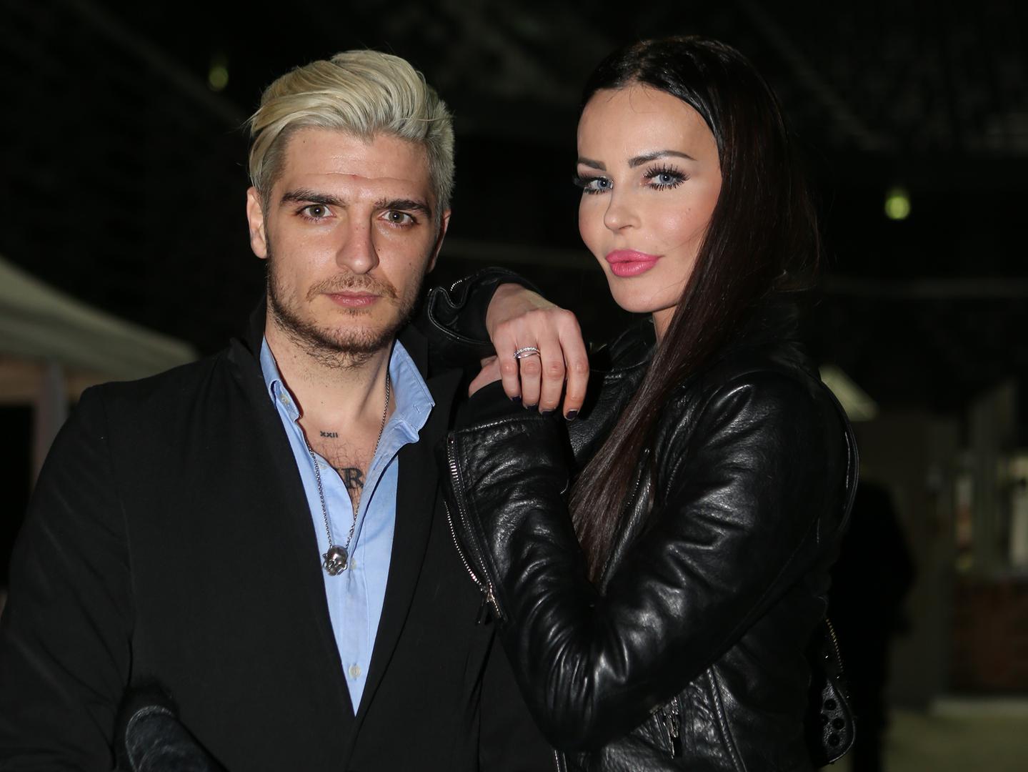 Taj čovjek bio je Fabrizio Corona, kontroverzni talijanski "kralj paparazza". Njihova veza, okrunjena brakom 2001. godine, od početka je bila pod neprestanim medijskim povećalom. Strastvena i burna, njihova je romansa bila savršen materijal za tabloide.  Godine 2002. dobili su sina Carlosa Mariju, koji je Nini postao centar svijeta. Ipak, idila je bila privid. 
