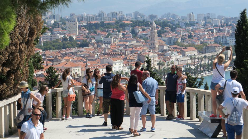 Split: Turisti uživaju u pogledu koji se s vidilice na Marjanu pruža na grad
