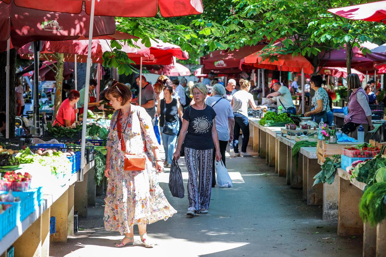 Bogata ponuda voća i povrća na zelenoj tržnici u Puli