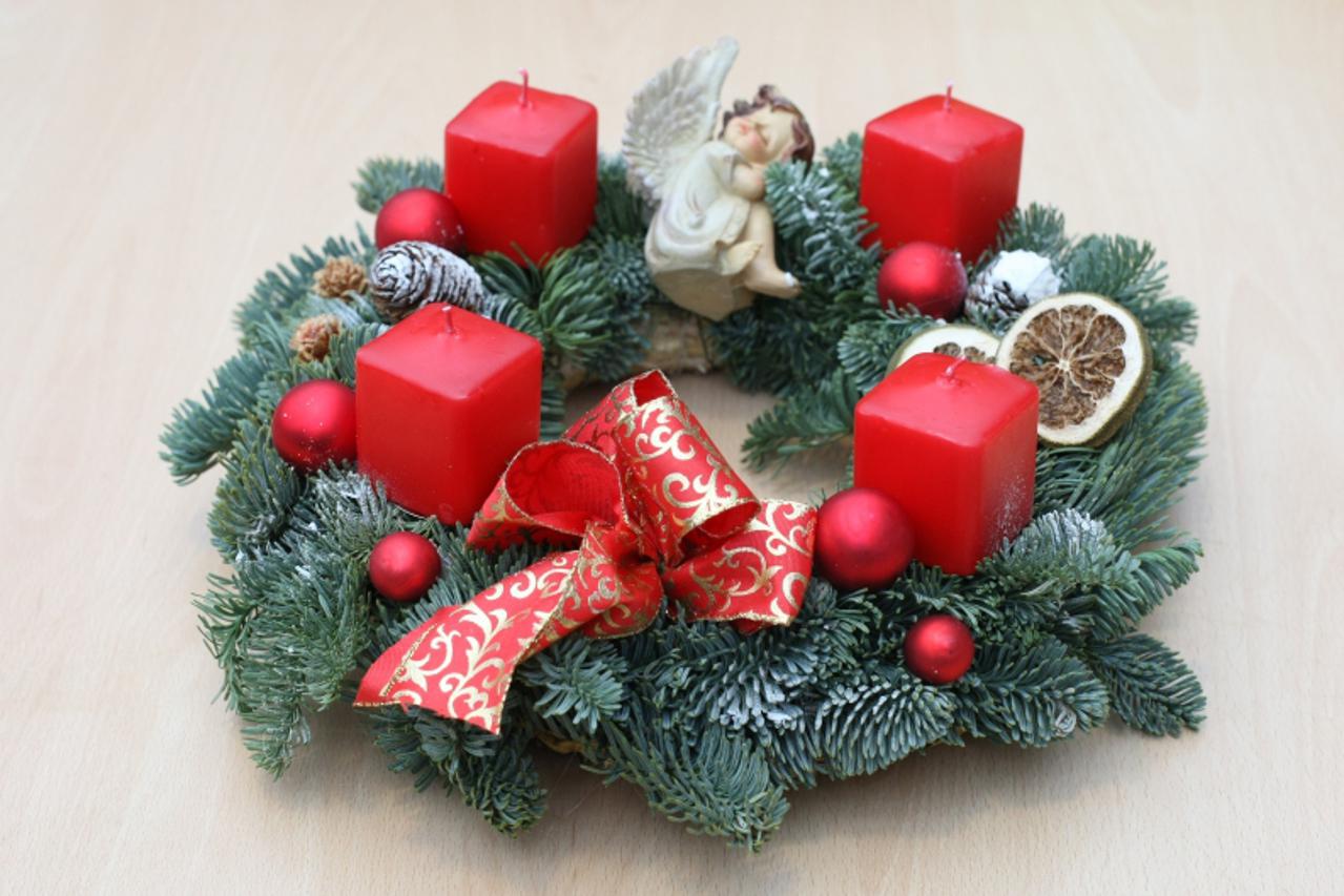 '25.11.2010. Zagreb, Hrvatska - Korak po korak izrada adventskog vijenca u Vrtnom centru Kalia.  Photo: Petar Glebov/PIXSELL'