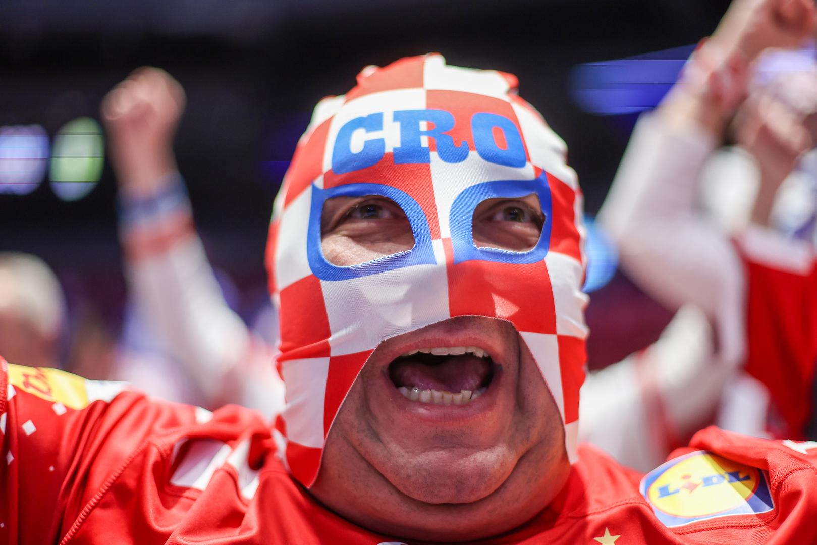 Hrvatski rukometaši igraju protiv Slovenije u odlučujućoj utakmici na Europskom prvenstvu u švedskom Malmöu. Na tribinama je prisutan i veliki broj naših navijača koji zdušno bodri rukometaše