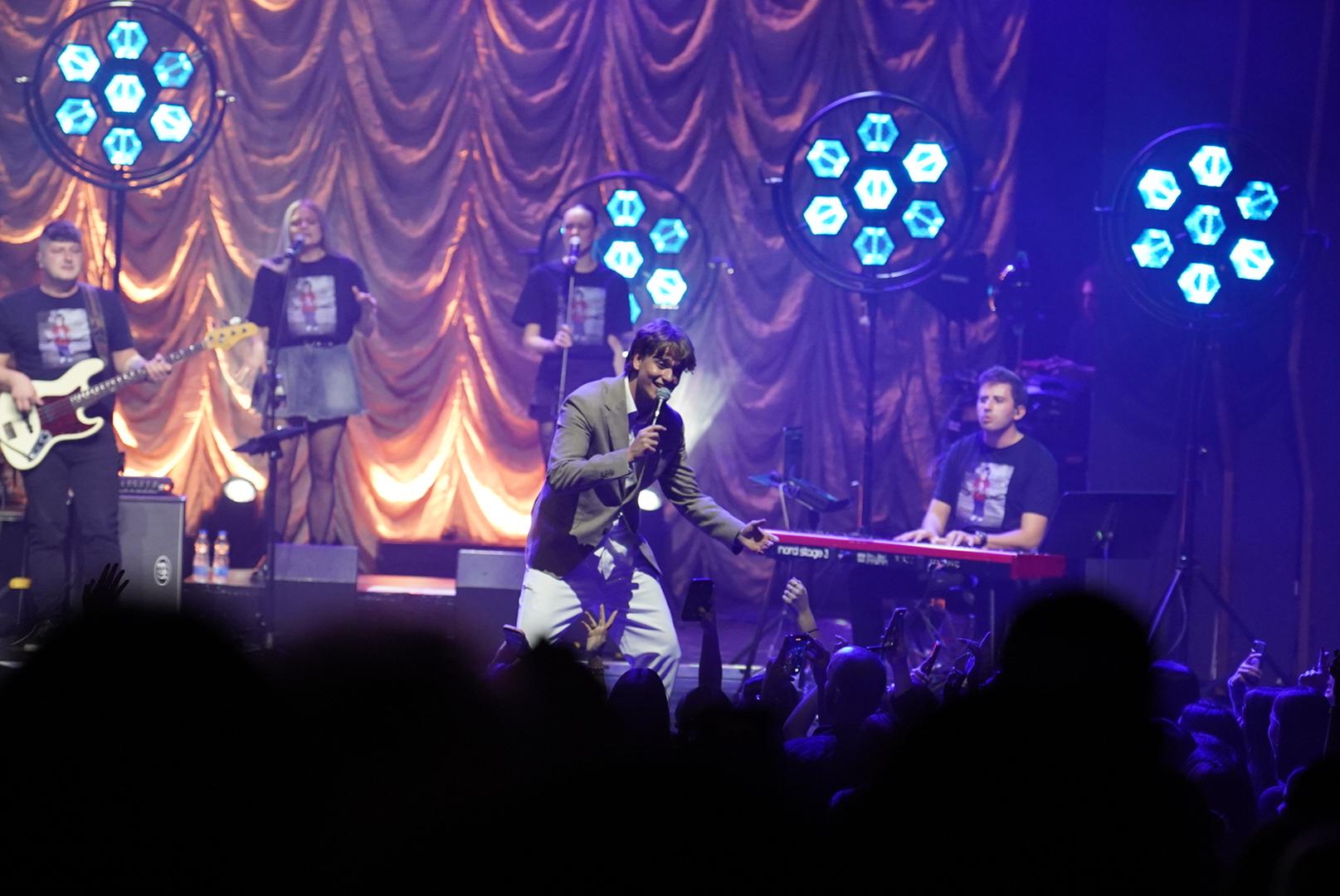 Nedavno je u rekordnom roku od samo deset minuta rasprodao koncert u zagrebačkoj Tvornici kulture, što potvrđuje koliko je interes za njegovim nastupima porastao. Njegov emotivan pristup glazbi i autentična komunikacija s publikom pretvaraju svaki nastup u posebno iskustvo.