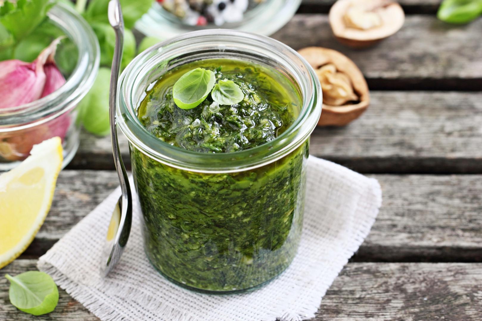Pesto: Pesto iz trgovine je praktičan, ali domaći je često intenzivniji i aromatičniji, a traje nekoliko dana u hladnjaku. Dovoljni su svježi bosiljak (ili rikola), maslinovo ulje, češnjak, parmezan i orašasti plodovi. Možete ga napraviti i u 'budžet' verziji, s peršinom ili špinatom i sjemenkama umjesto skupih pinjola.