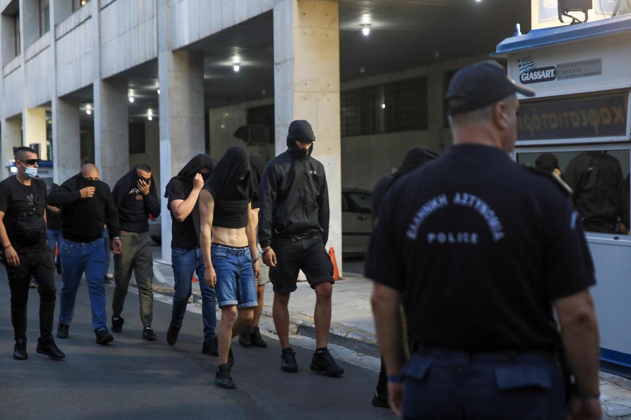 Objavljeno što je policija našla kod huligana koji je BBB-e odveo do sukoba s huliganima AEK-a - Večernji.hr