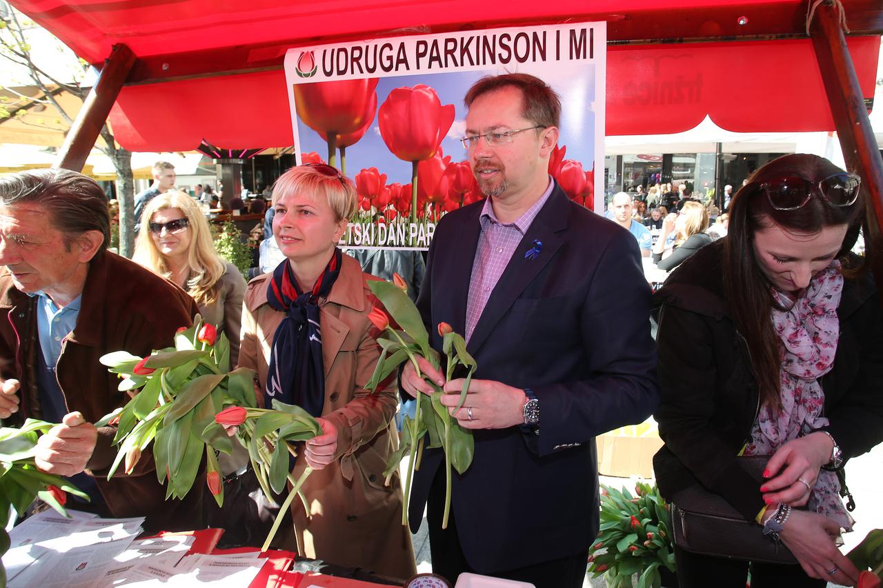 11.04.2015., Zagreb - Na Trgu Petra Preradovica odrzana je promocija Nacionalnih programa ranog otkrivanja raka dojke, vrata maternice i debelog crijeva na kojem je sudjelovao ministar zdravlja Sinisa Varga sa suradnicim, ravnateljicom HZZO-a Tatjanom Pre