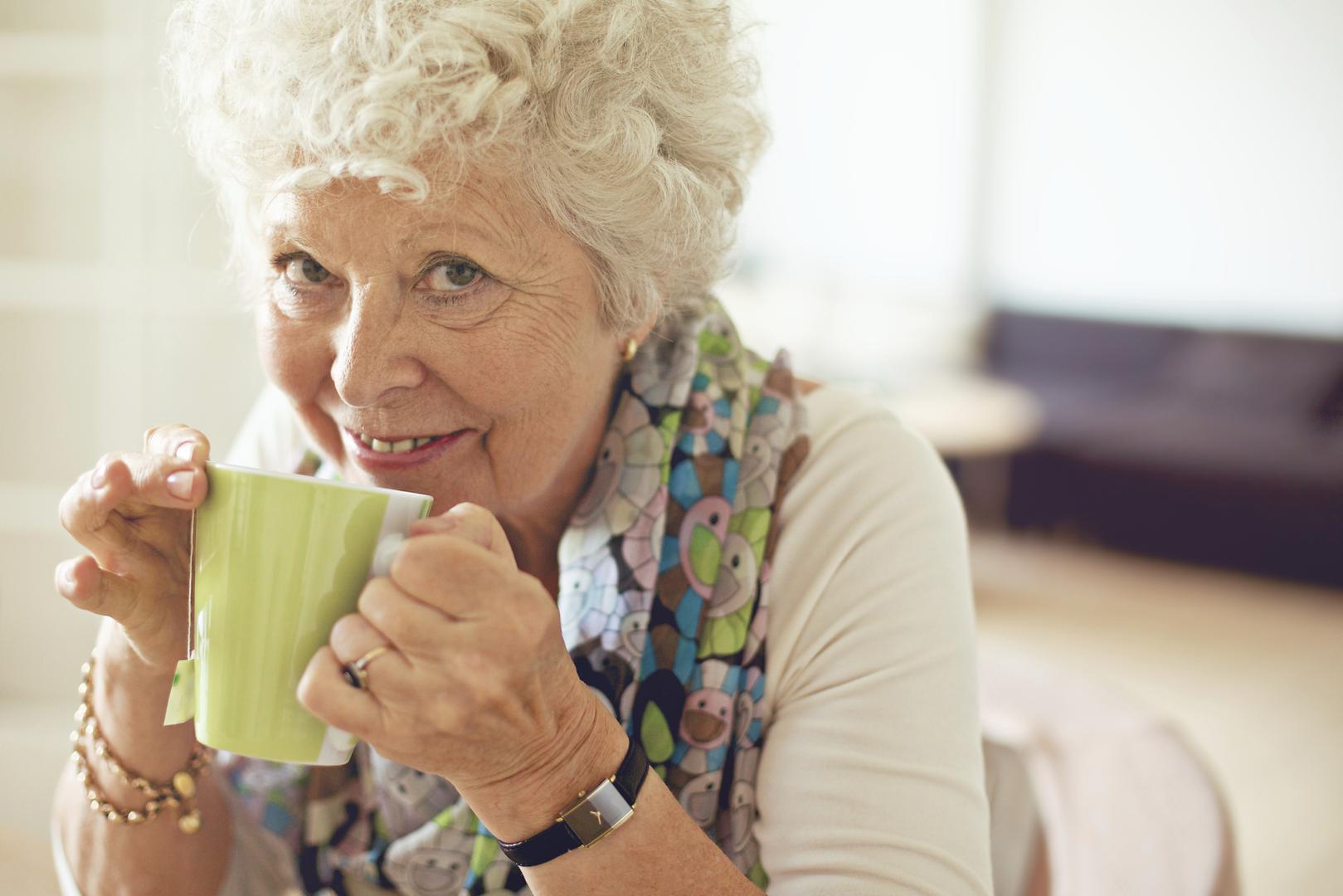 ČAŠICA ALKOHOLA ZA BOLJI SAN
Navodno čaša alkoholnog pića pomaže da bolje utonete u san, a ovo je isprobalo 44 posto sudionika istraživanja i njih 60 posto tvrdi kako je čašica  alkohola od velike pomoći za dobar san. Stručnjaci to negiraju i kažu kako alkohol prije spavanja narušava kvalitetu sna.