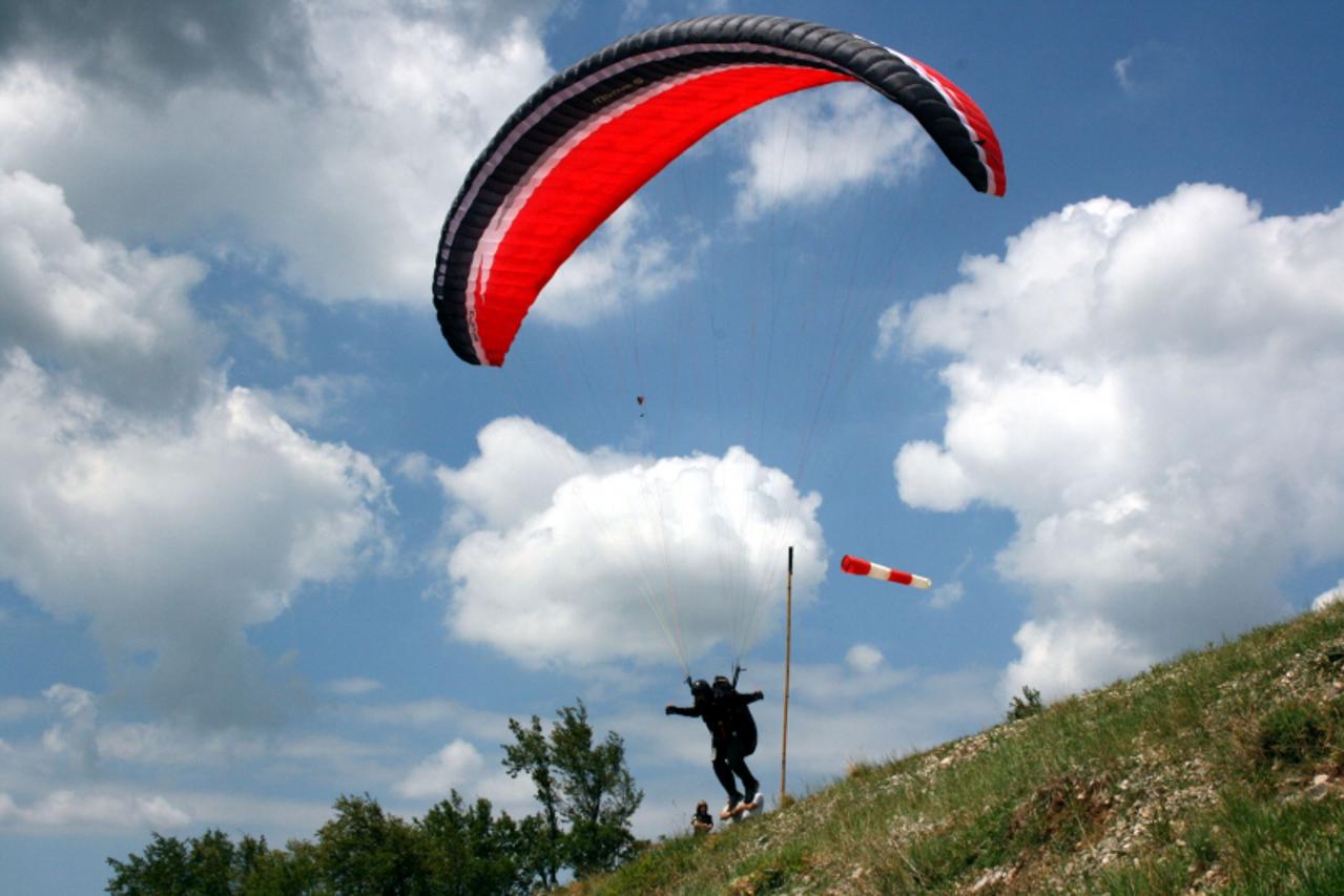 \'paraglideri02_apn_ipl_12100\'